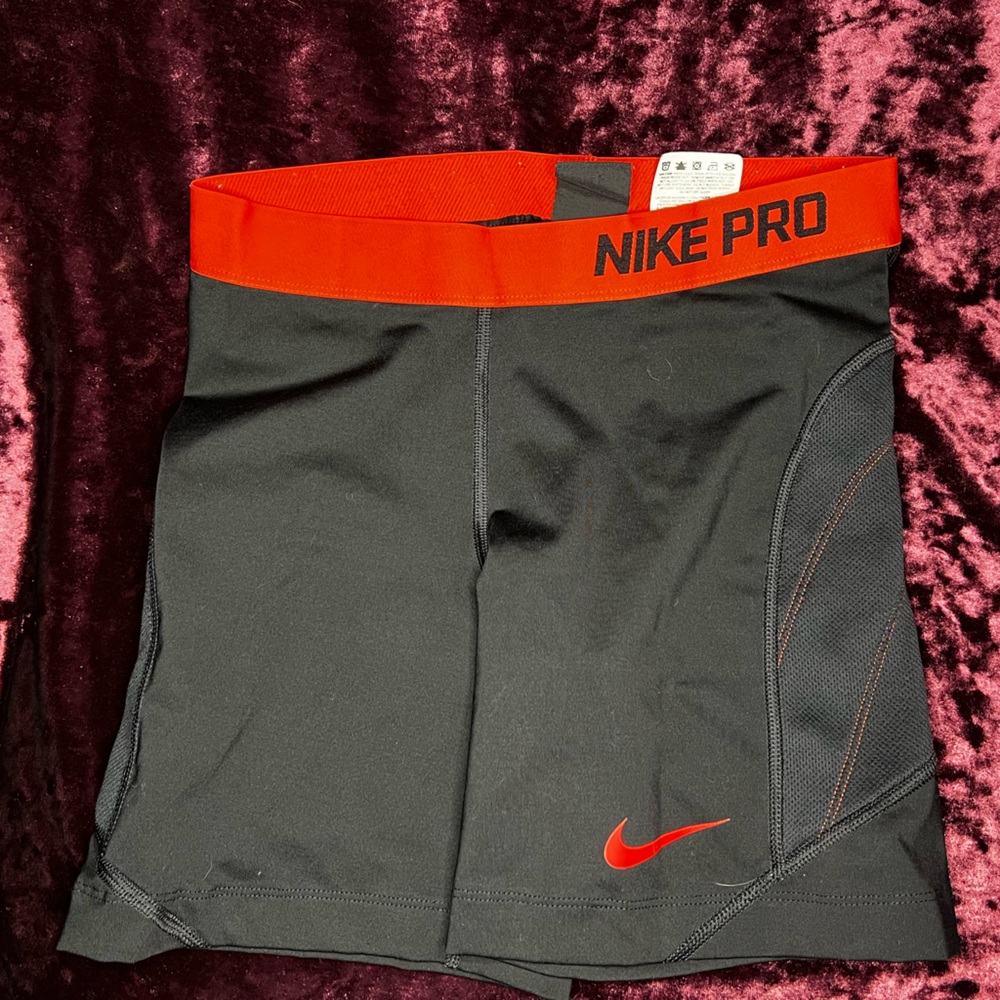 *LIKE NEW* NIKE PRO SHORTS w/LIGHT LINED PADDING lint around waistband only prob